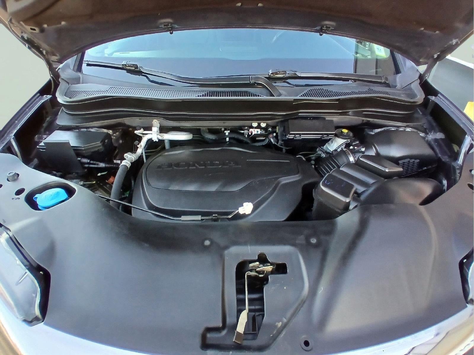 2022 Honda Pilot Touring w/Rear Captain's Chairs