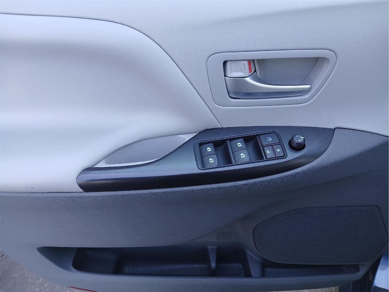 2015 Toyota SIENNA LE 3.5L LE 7-Passenger