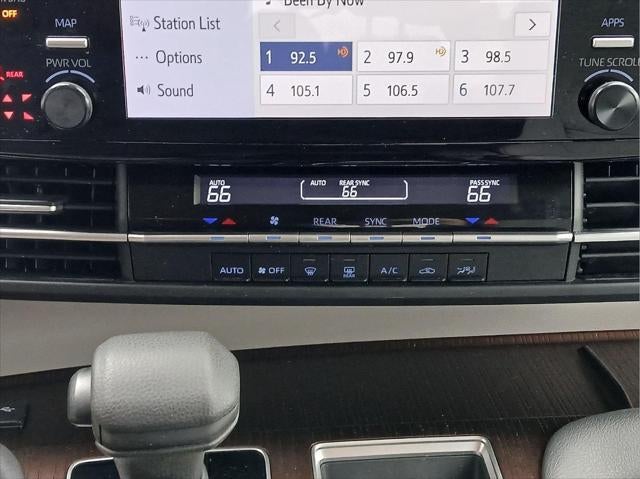 2022 Toyota Sienna LE