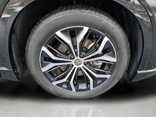 2025 Toyota CROWN SIGNIA XLE