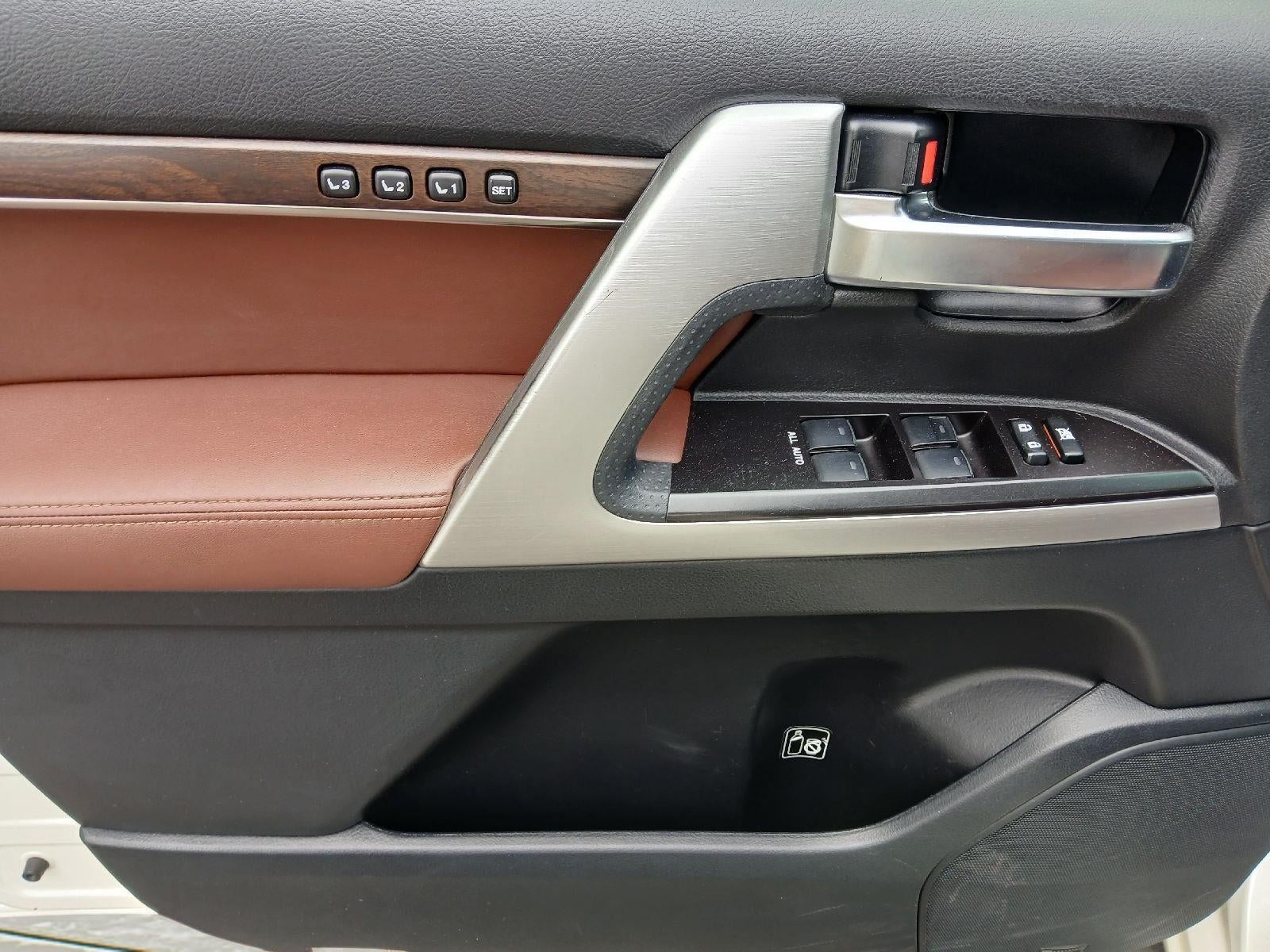 2016 Toyota Land Cruiser Base