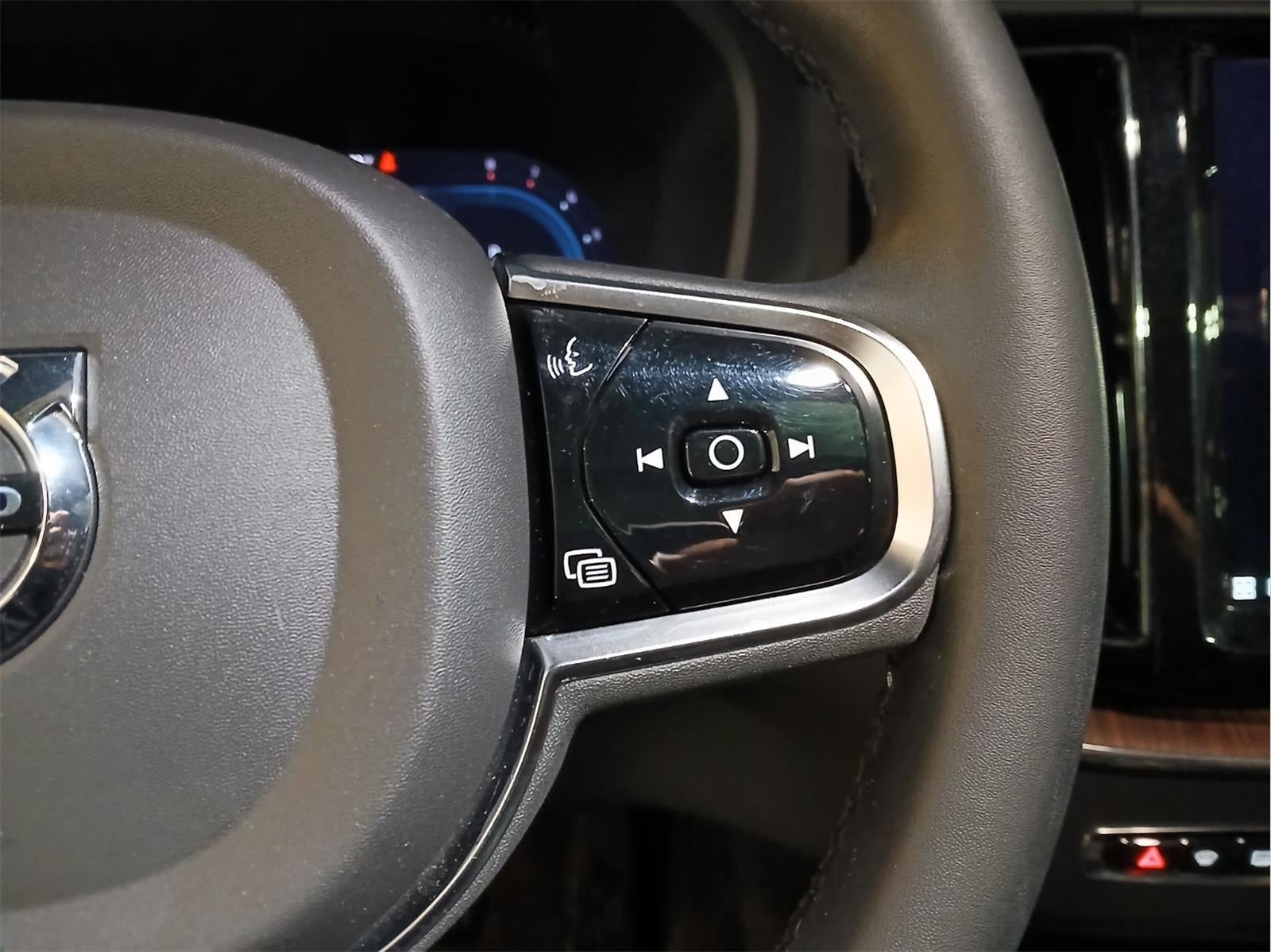 2023 Volvo XC60 Plus Dark Theme