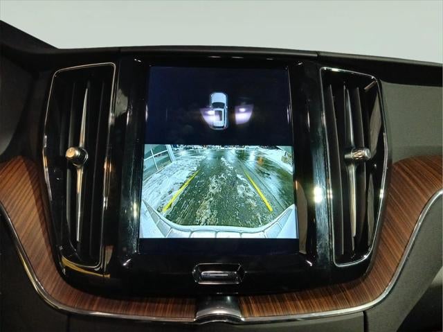 2023 Volvo XC60 Plus Dark Theme