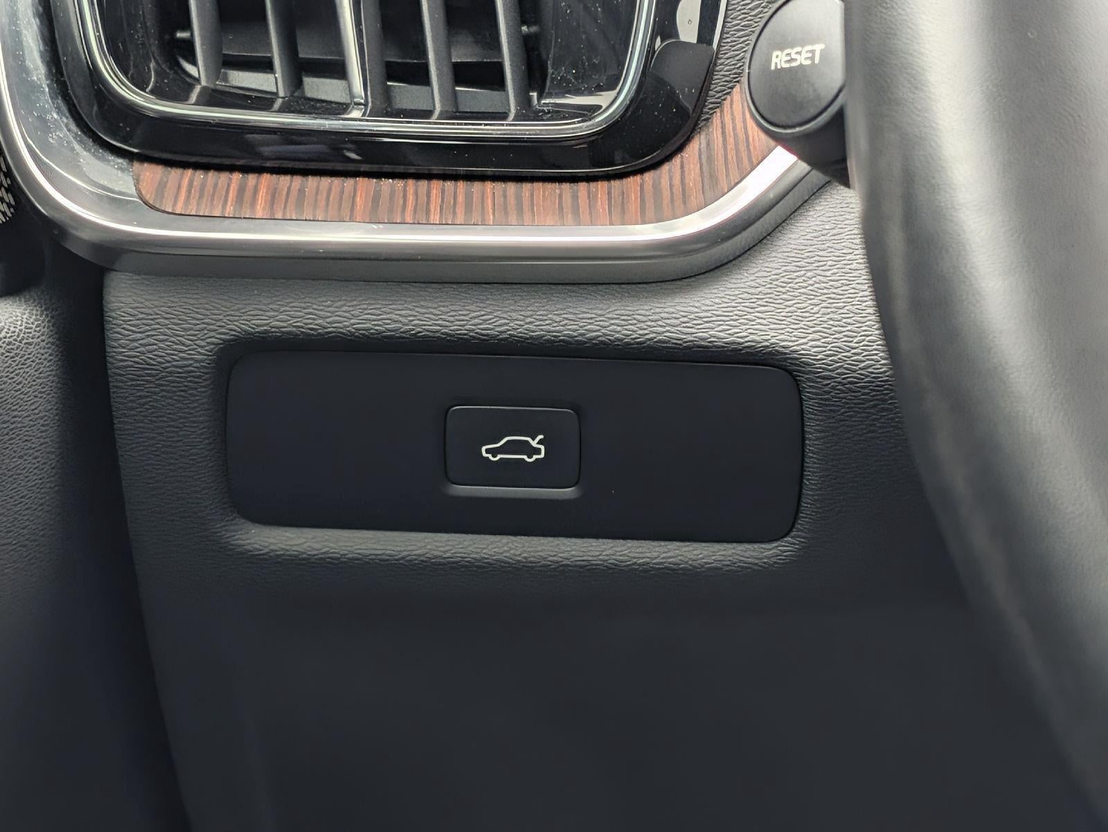 2024 Volvo S60 Plus Dark Theme