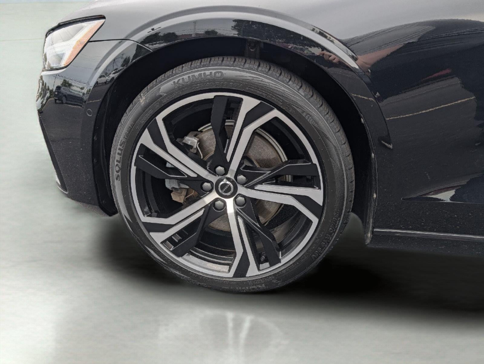 2024 Volvo S60 Plus Dark Theme