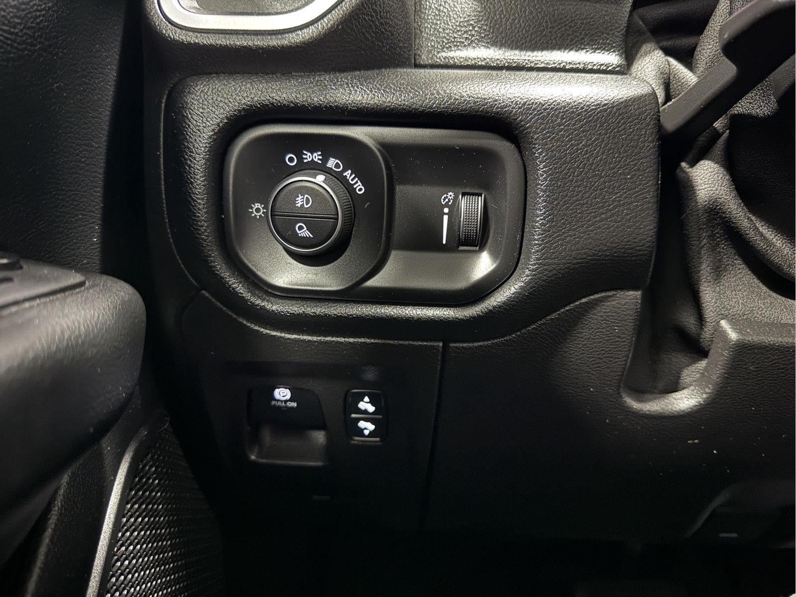 2020 RAM 1500 Big Horn Crew Cab 4x4 5'7' Box