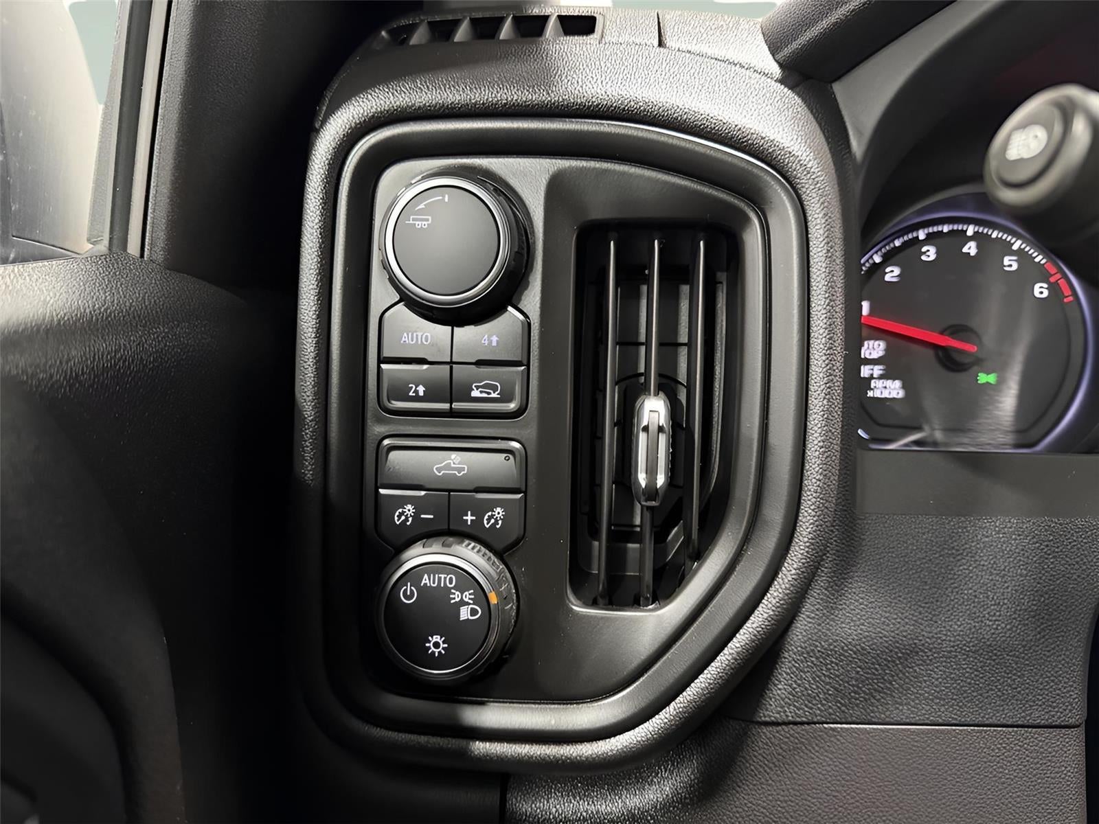 2024 Chevrolet Silverado 1500 4WD Crew Cab Short Bed Custom