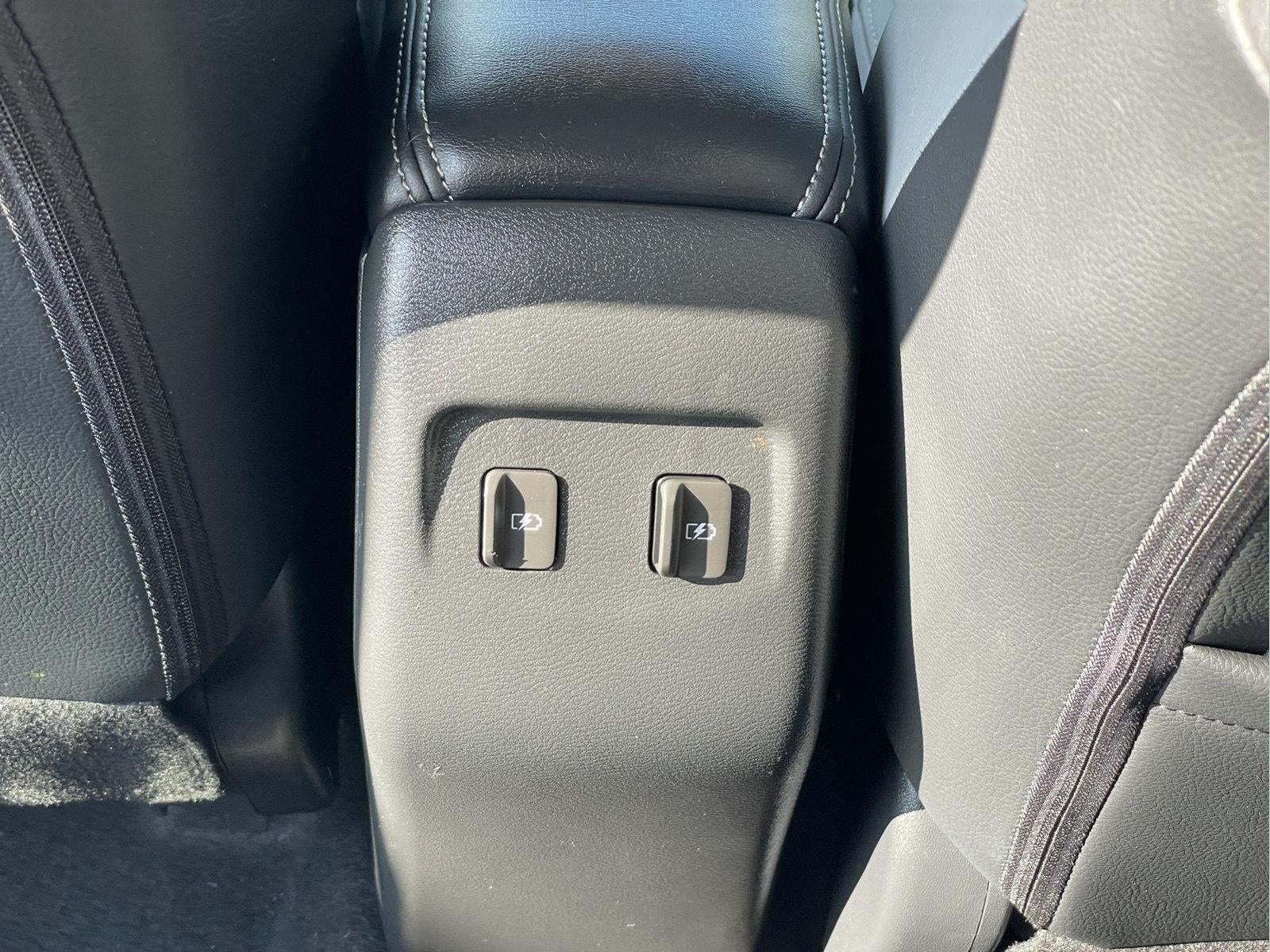 2022 Nissan Kicks SR